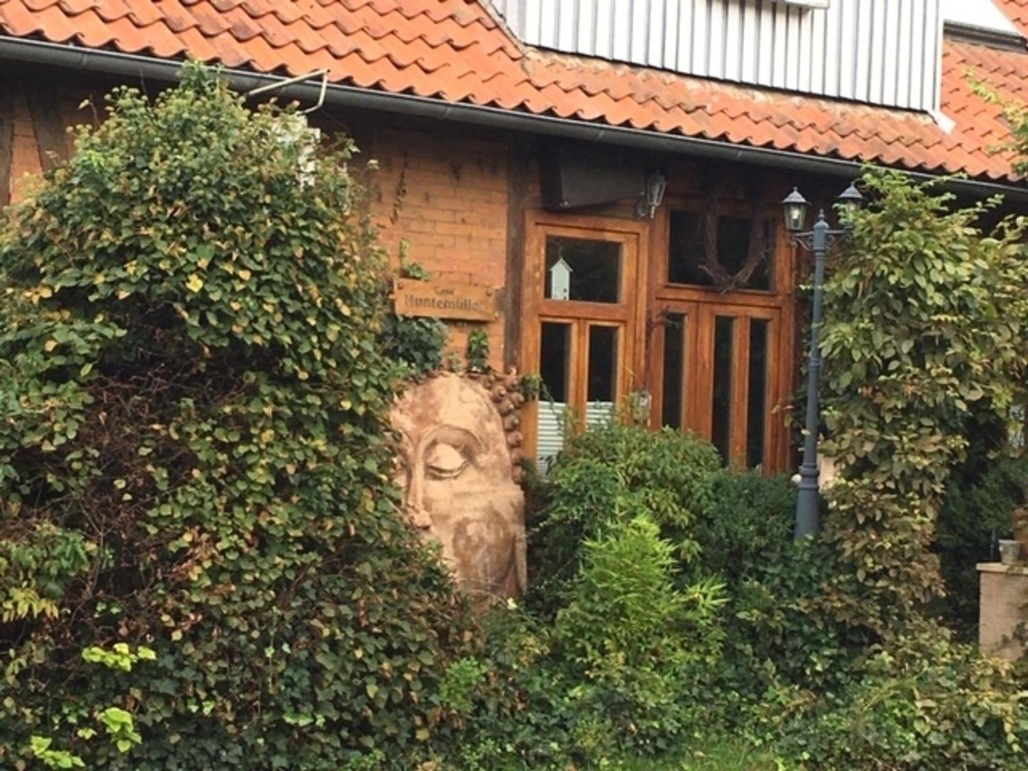 Grosse Hobbithoehle Mit Gemeinschaftsgarten Neustadt am Rübenberge Exteriör bild